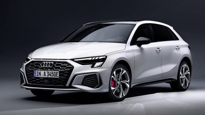 Beyaz Audi A3 modifiye, agresif ön tampon, sportif jantlar, dinamik yan etekler, metalik detaylar.