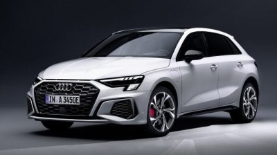 Beyaz Audi A3 modifiye, agresif ön tampon, sportif jantlar, dinamik yan etekler, metalik detaylar.